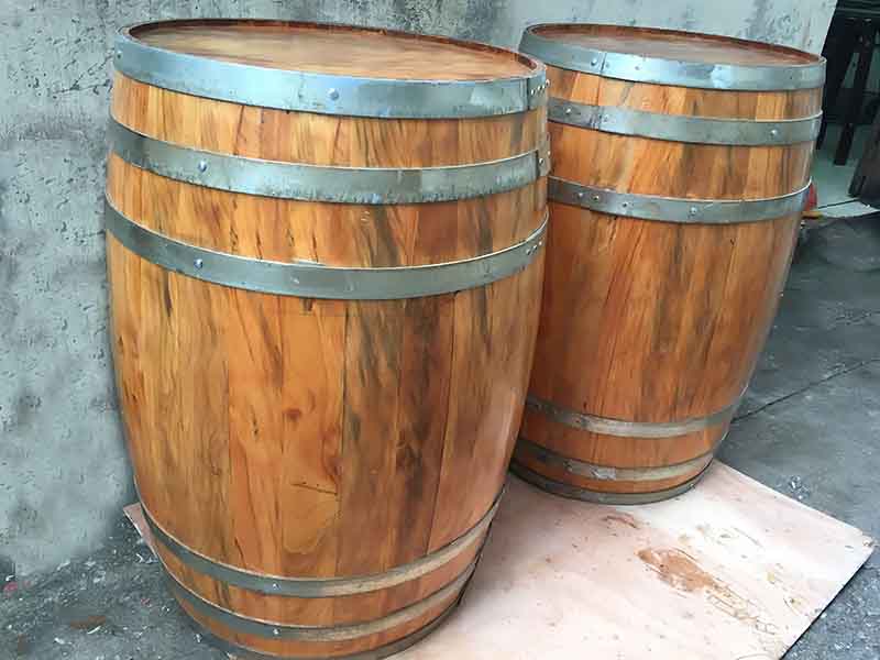 thùng rượu gỗ sồi trưng bày